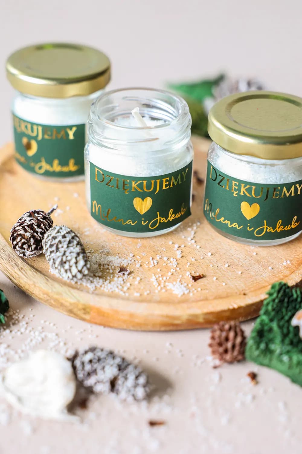 Vela natural con etiqueta verde oscuro y detalles dorados, ideal para bodas.