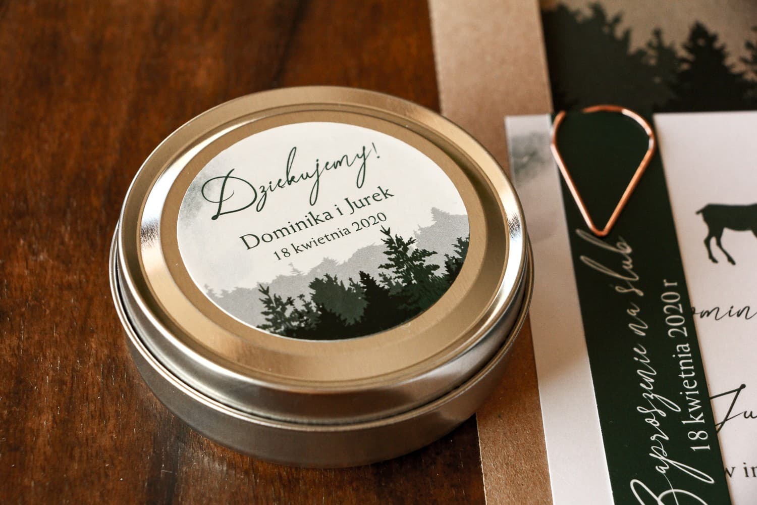 Velas de boda redondas como detalles para invitados. Etiqueta forestal con gráfico de ciervos