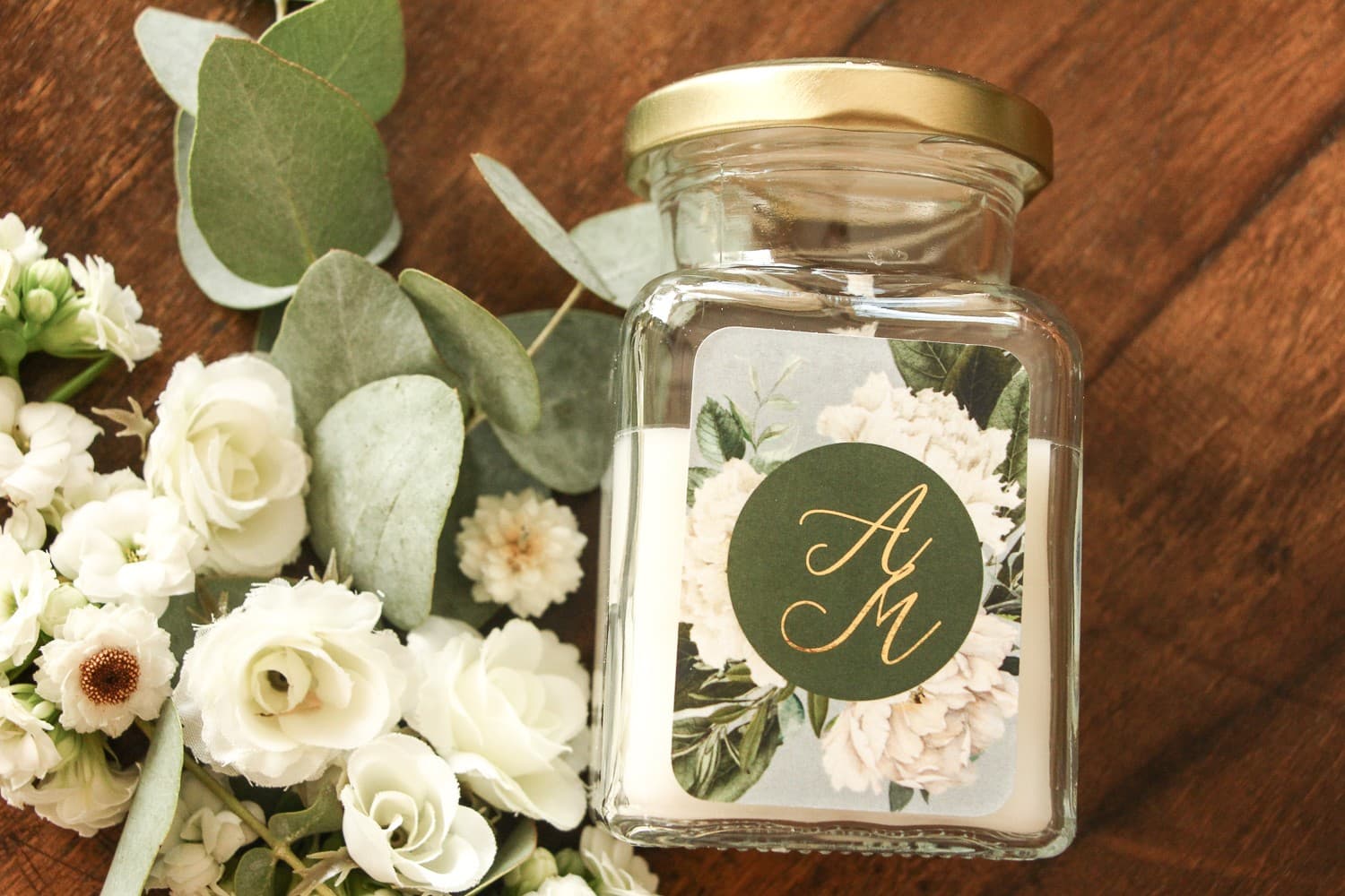 Vela de Soja Soreli n.º 1 – Detalle para Invitados con Motivo de Peonías y Oro