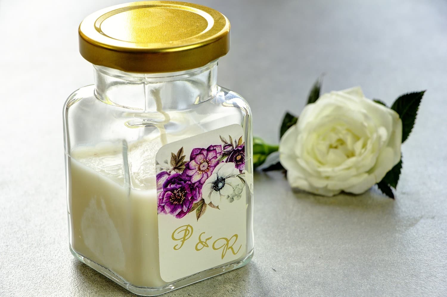 Vela de Soja Dorada Cykade nº 1 – Detalle para Invitados con Anémonas