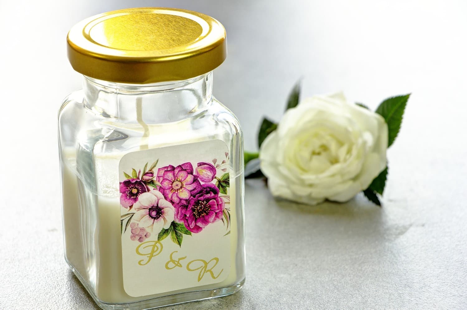 Vela de Soja Cykade nº 5 – Detalle para Invitados con Anémonas y Dorado