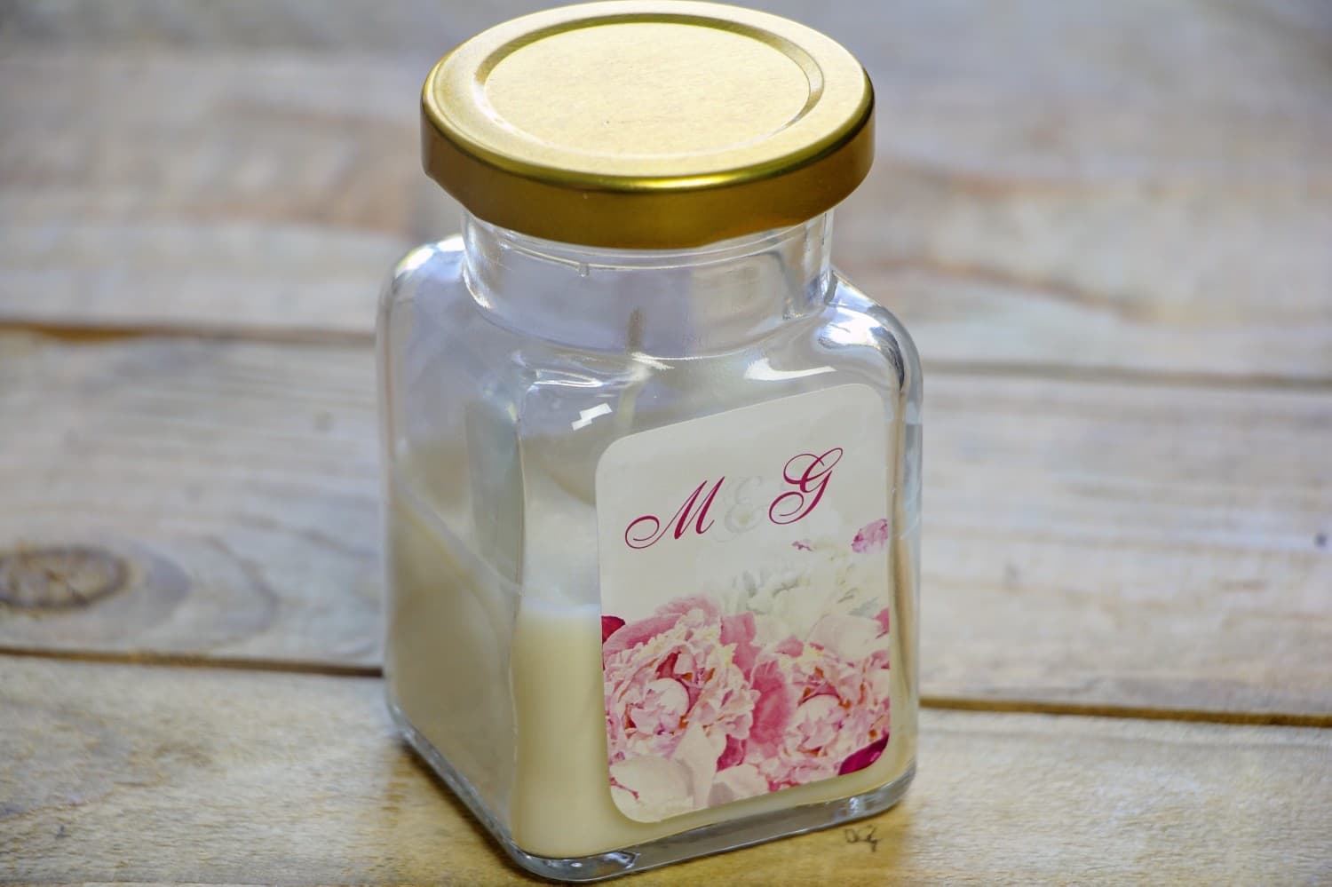 Velas de soja - detalles y regalos para invitados de boda. Diseño rosa con peonías blancas y amaranto