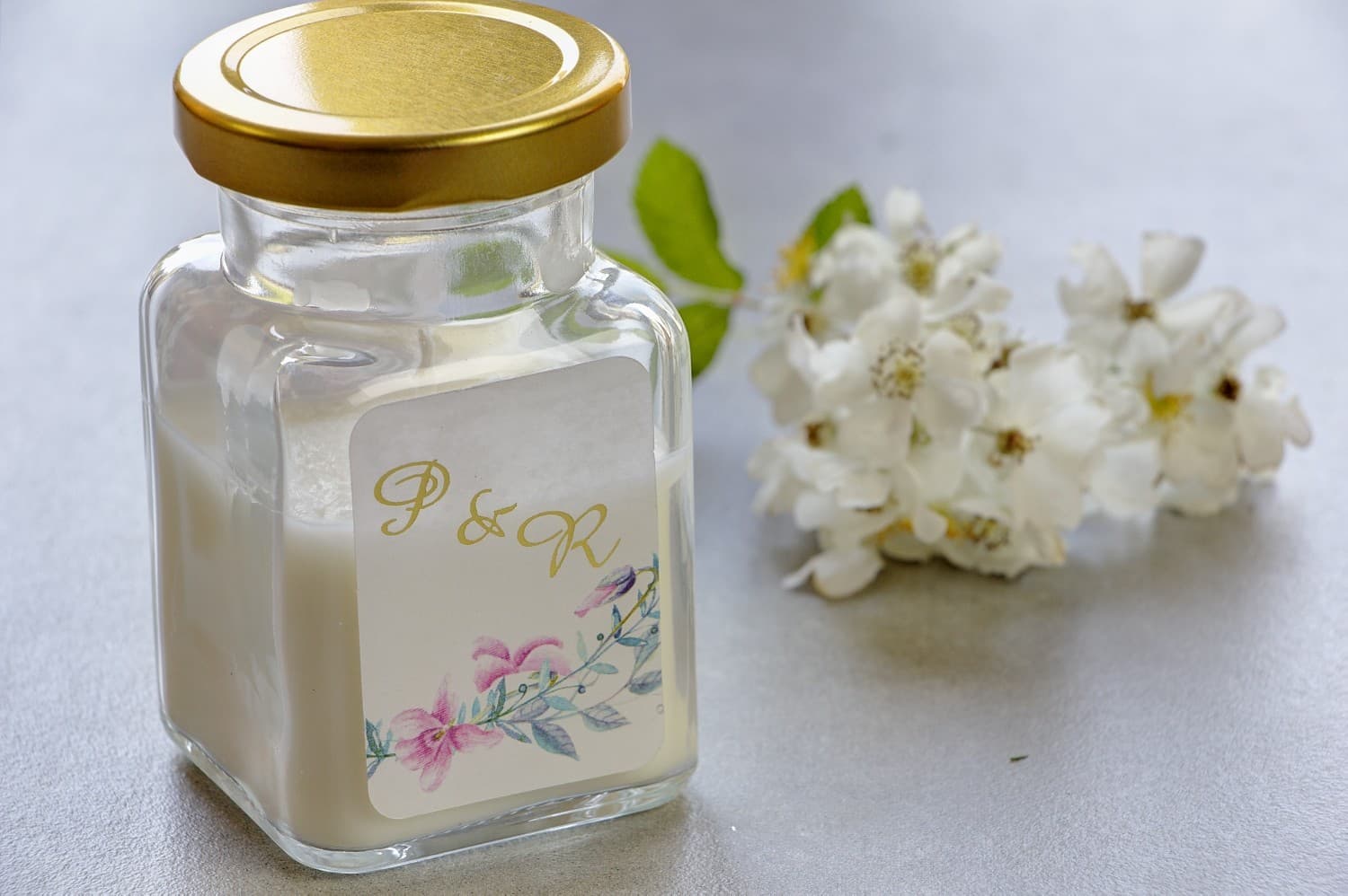 Vela de Soja Cykade nº 8 – Detalle para Invitados con Violetas y Dorado