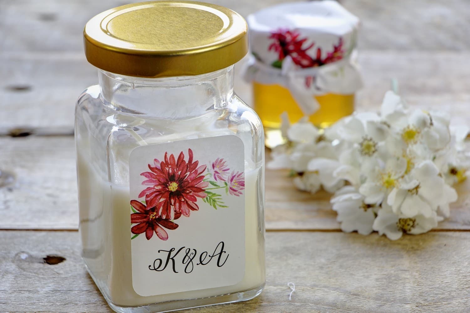 Vela Aromática Natural Kalia n.º 5 – Detalle con Dalia Roja