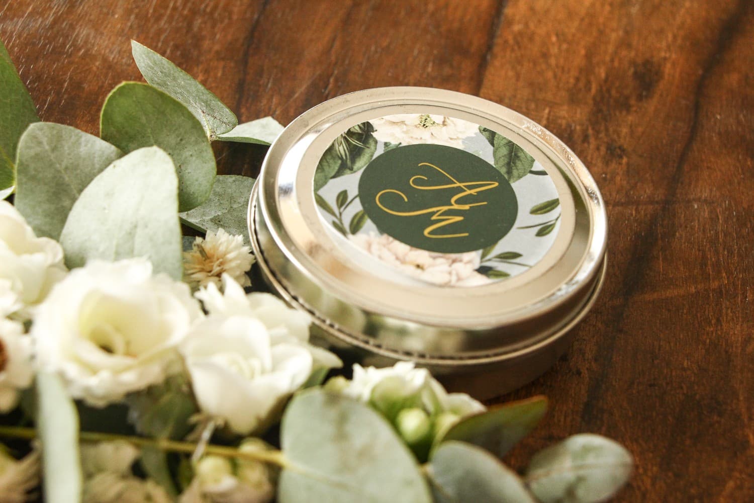 Vela de Soja Soreli nº 1 – Detalle para Invitados con Peonías y Dorado