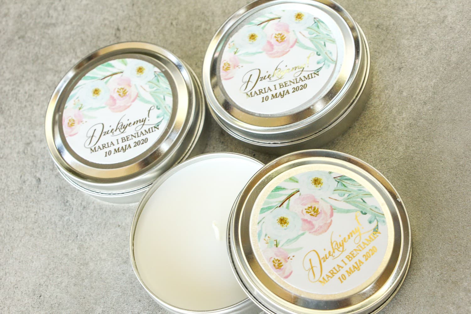 Velas redondas en lata metálica - detalles para invitados de boda estilo Glamour con etiqueta dorada