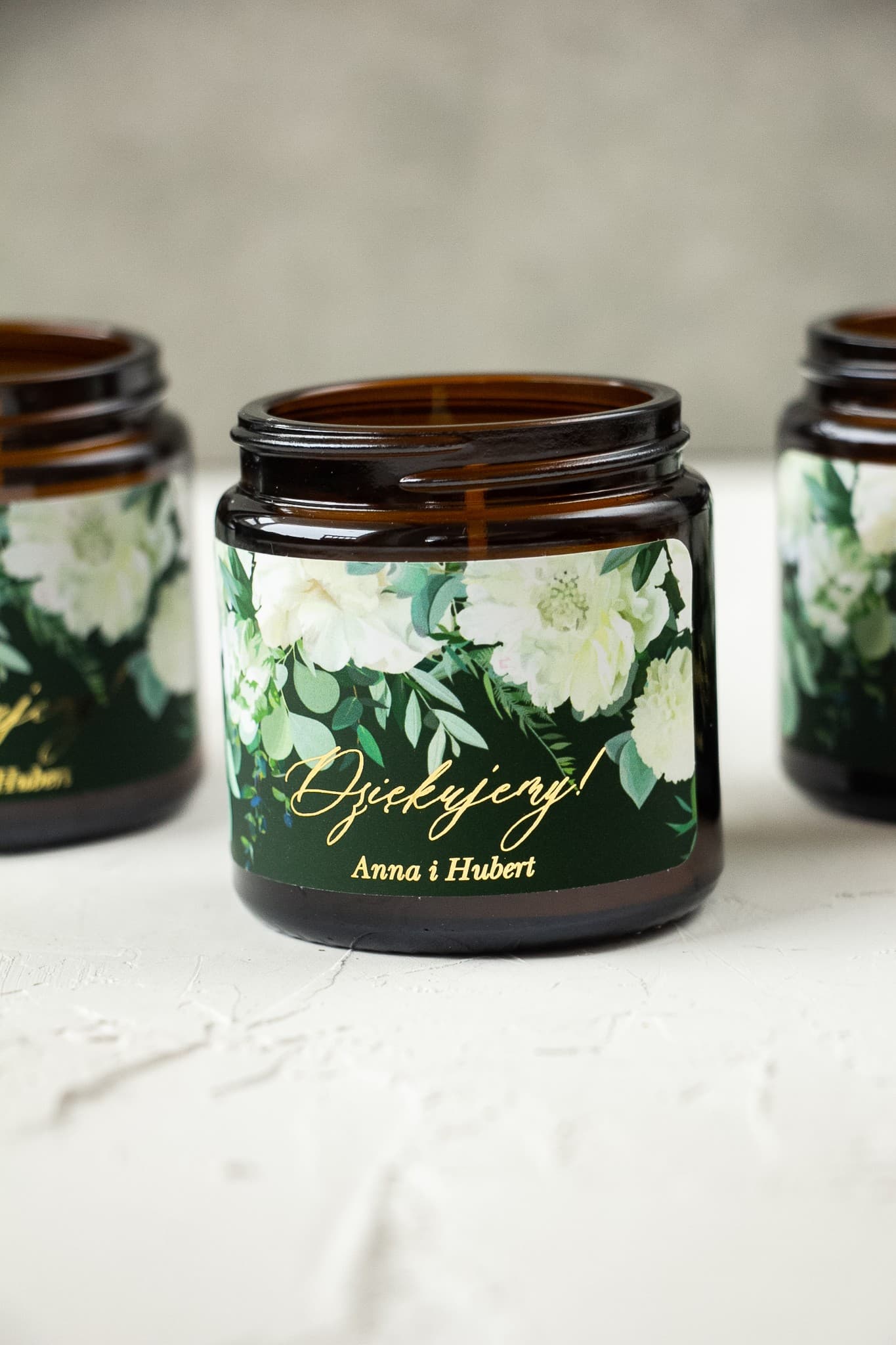 Vela artesanal de soja con diseño floral y letras doradas para boda