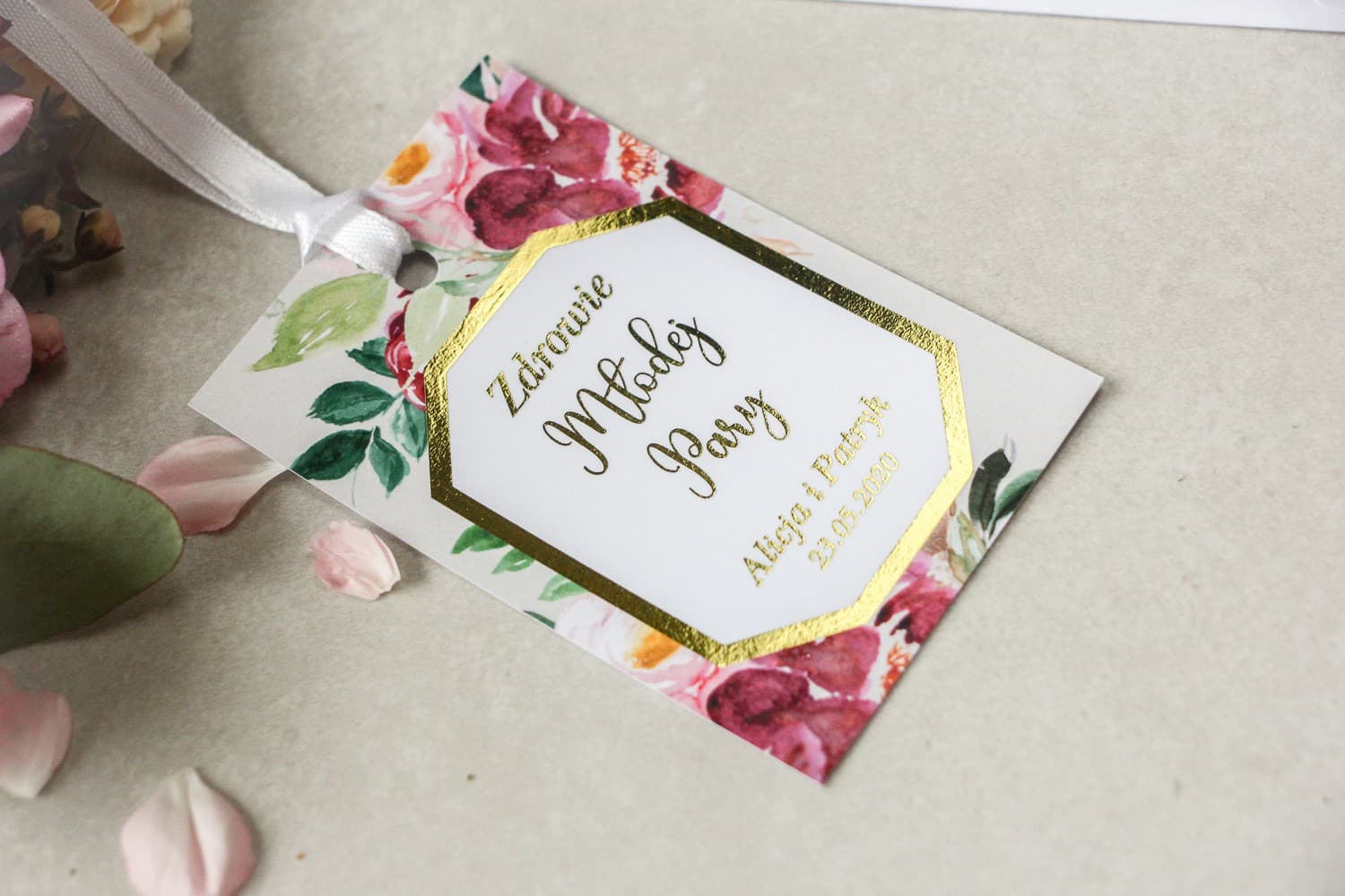 Vergoldete Flaschenanhänger mit Pfingstrosen | Elegante Anhänger für Hochzeitsalkohol | Lotus Nr. 2