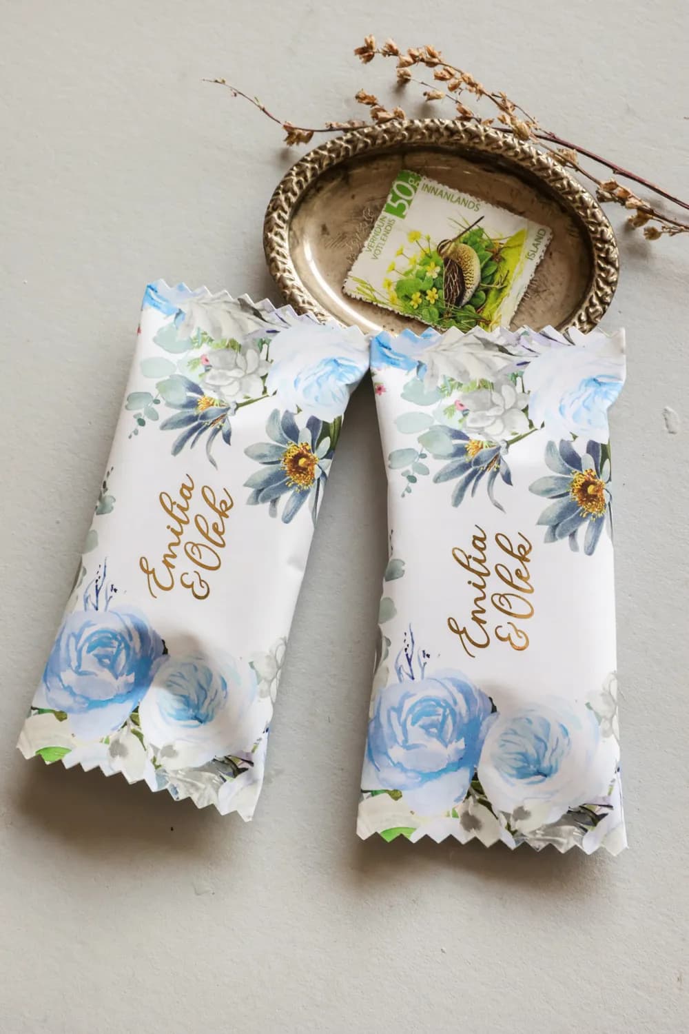 Wedding Favours – Gilded Chocolates with Watercolor Blue Flowers Rubin No. 12