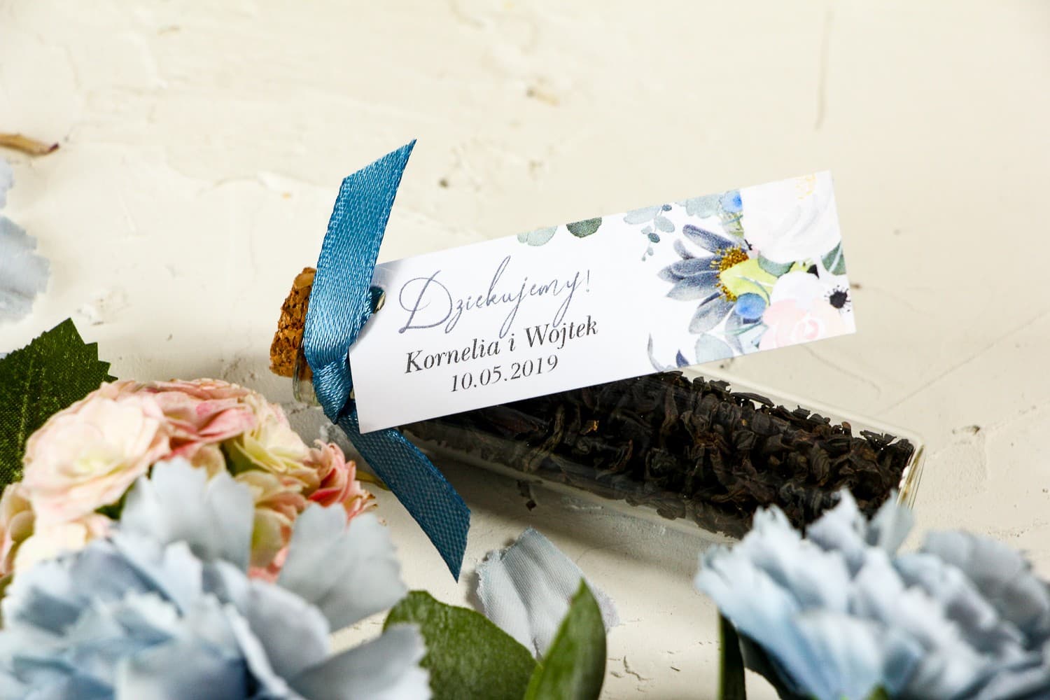 Wedding Favours Tea in a Vial with Gold-Foiled Tag | White Roses Wedding Gifts | Wenis No. 5