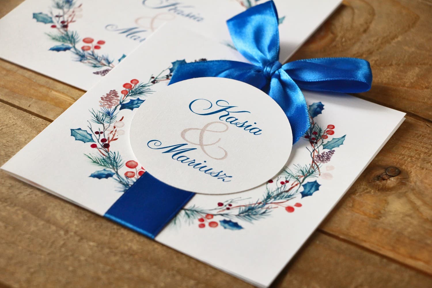 Winter-Hochzeitseinladungen im Etui mit roter Schleife und Stechpalmen-Motiv Malowane Kwiaty Nr. 24