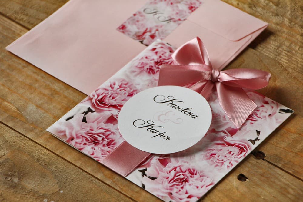 Romantyczne zaproszenie z satynową wstążką i motywem kwiatowym Zaproszenia ślubne z kokardką Akwarele nr 21 różowe goździki Amelia Wedding