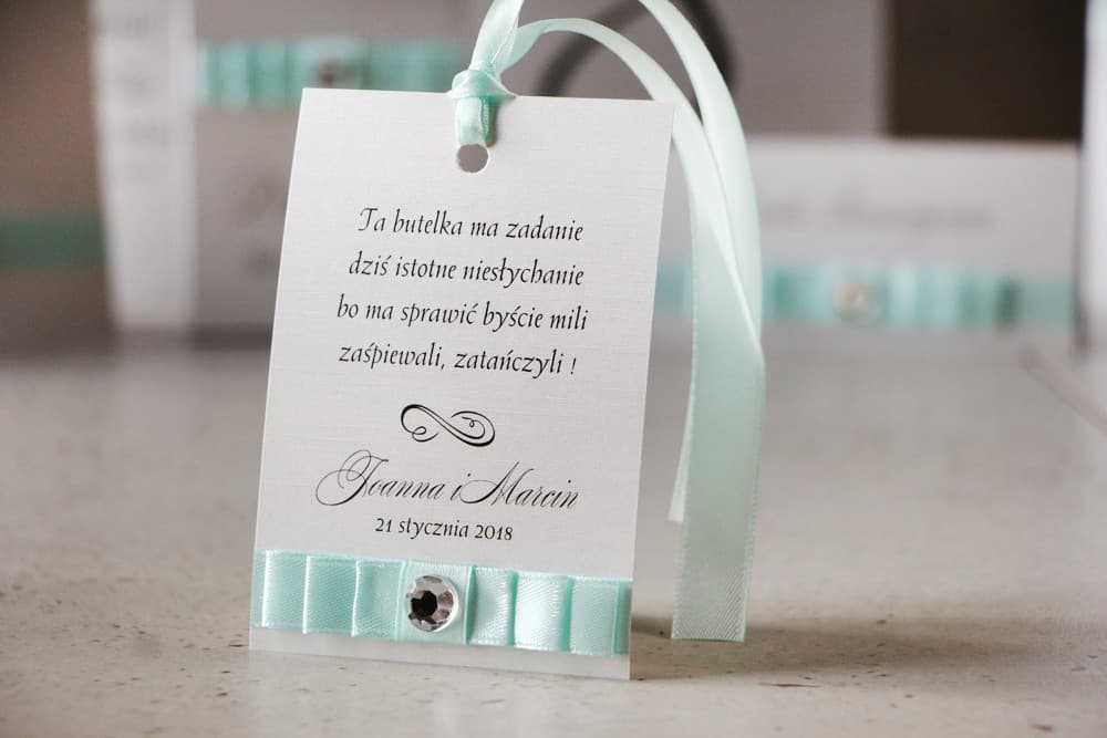 Eleganckie zawieszki z potrójną kokardą i cyrkonią, na perłowym papierze | Zawieszki na wódkę weselną, alkohol | Amaretto nr 6