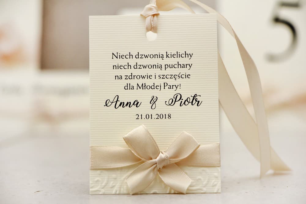 Zawieszka na butelkę, wódka weselna, ślub - Belisa nr 5 - Kremowe ecru - Dodatki ślubne z kokardką