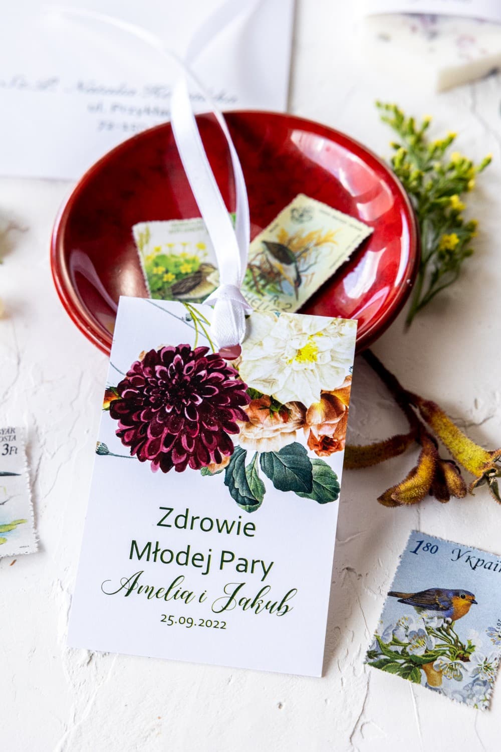 Zawieszki na Wódkę z Burgundowymi Kwiatami Dalii | Eleganckie Przywieszki na Alkohol Weselny | Korani nr 13