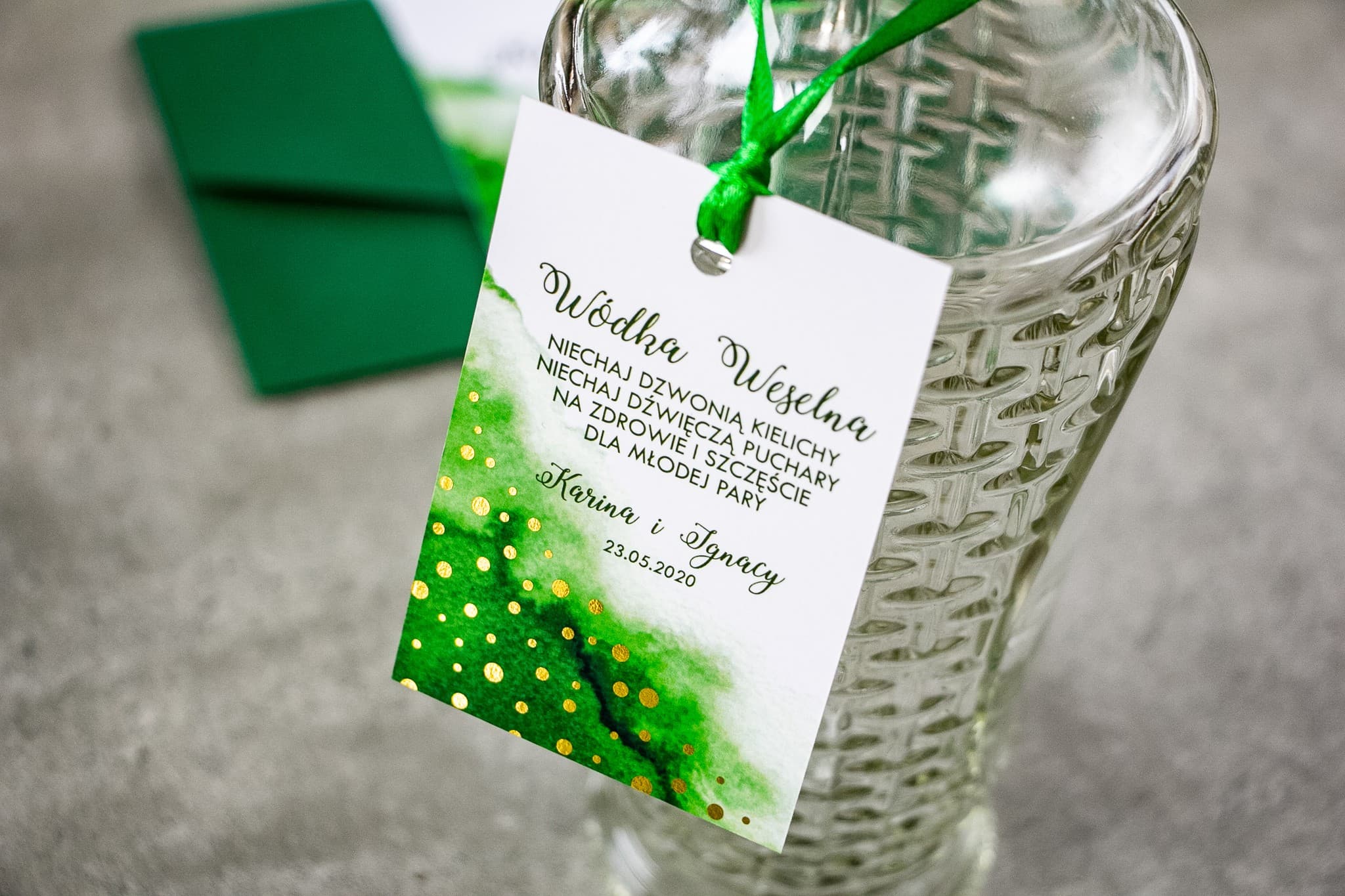 Zielone Zawieszki na Wódkę Weselną Złocone Kropki | Eleganckie Etykiety na Alkohol | Bakarto nr 4