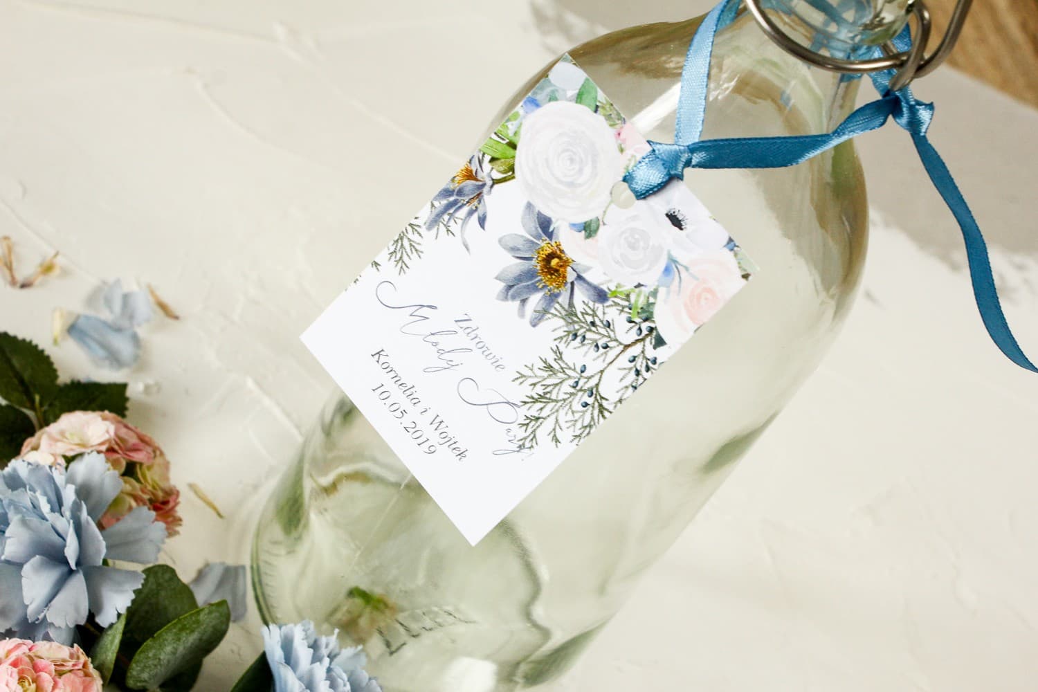 Zimowe zawieszki z białymi różami i eukaliptusem | Eleganckie zawieszki na wódkę weselną | Wenis nr 5