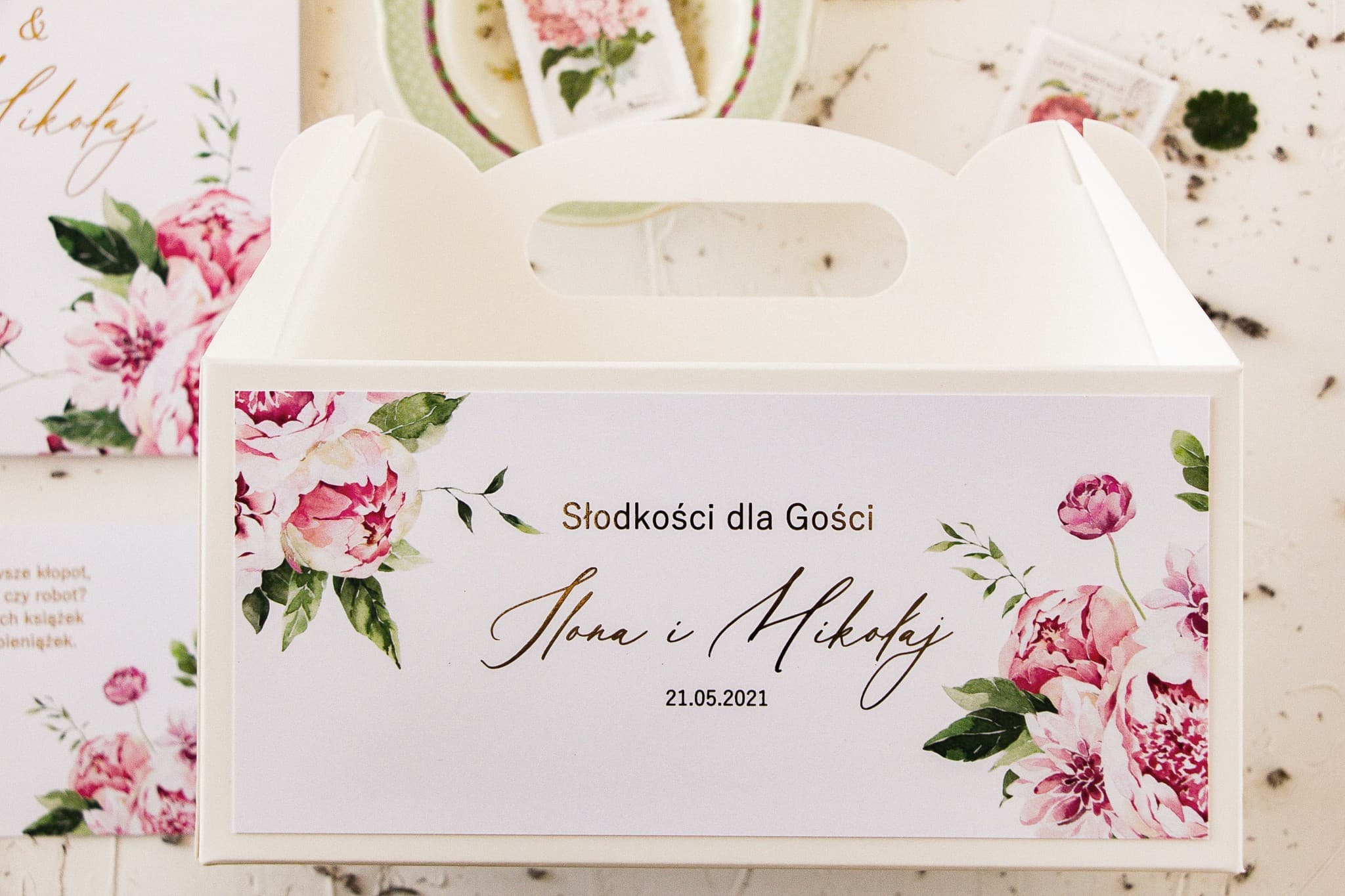 Eleganckie pudełko na ciasto z piwoniami i złoceniem | Pudełka na ciasto weselne dla gości | Serenity nr 3