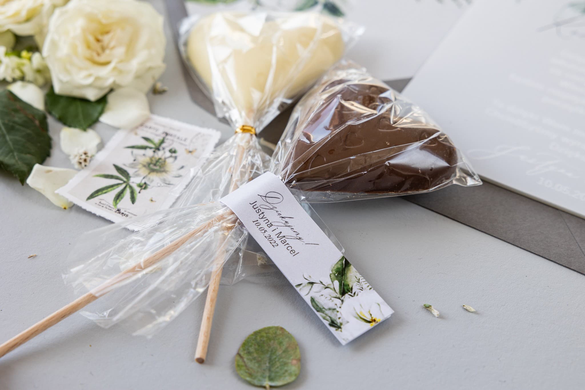 Ręcznie robione lizaki czekoladowe z kwiatową przywieszką | Słodkie podziękowania dla gości weselnych | Soft nr 4