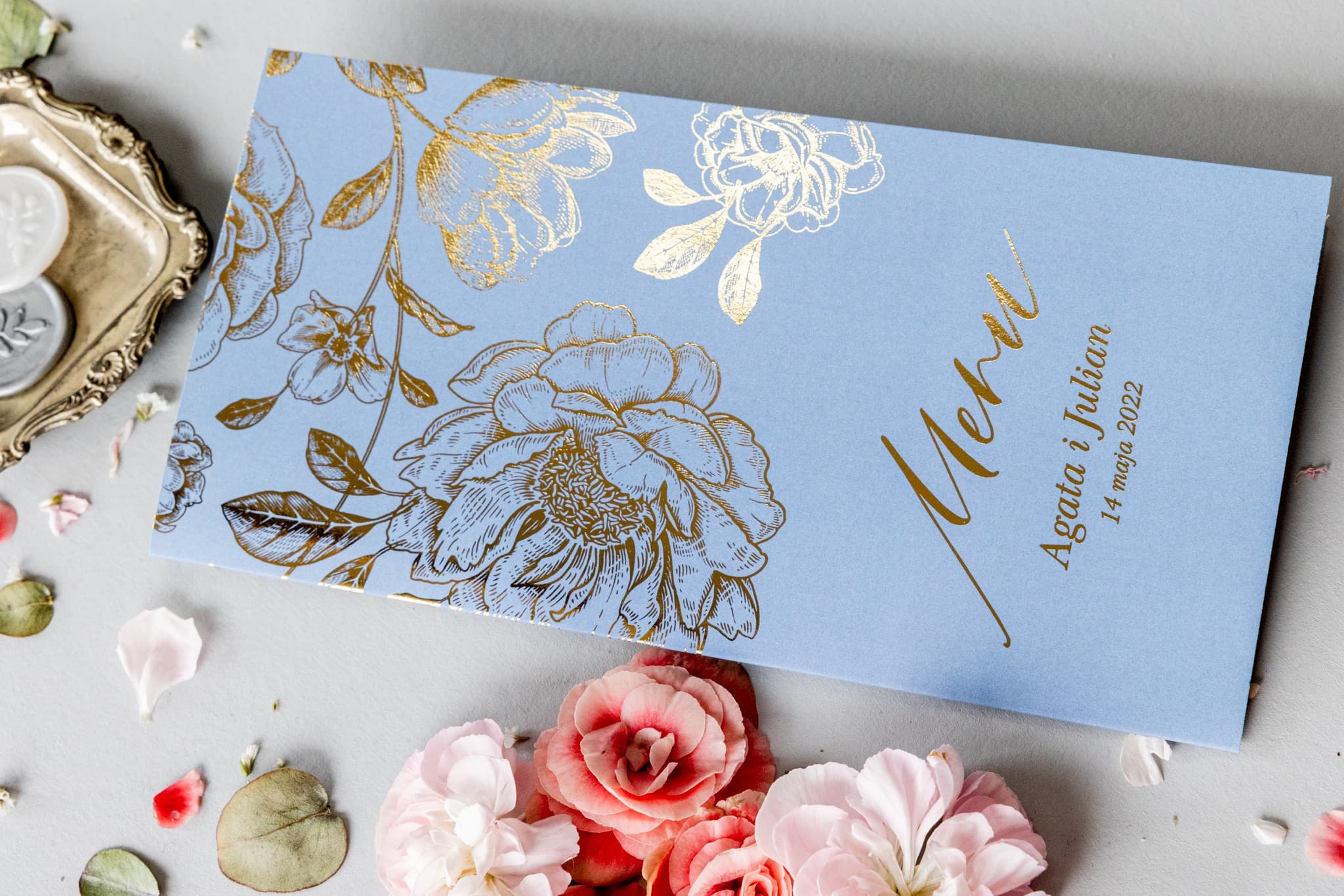 Eleganckie menu weselne złocone, kolor dusty blue | Karta menu na stół weselny, personalizowane | Onyks nr 2