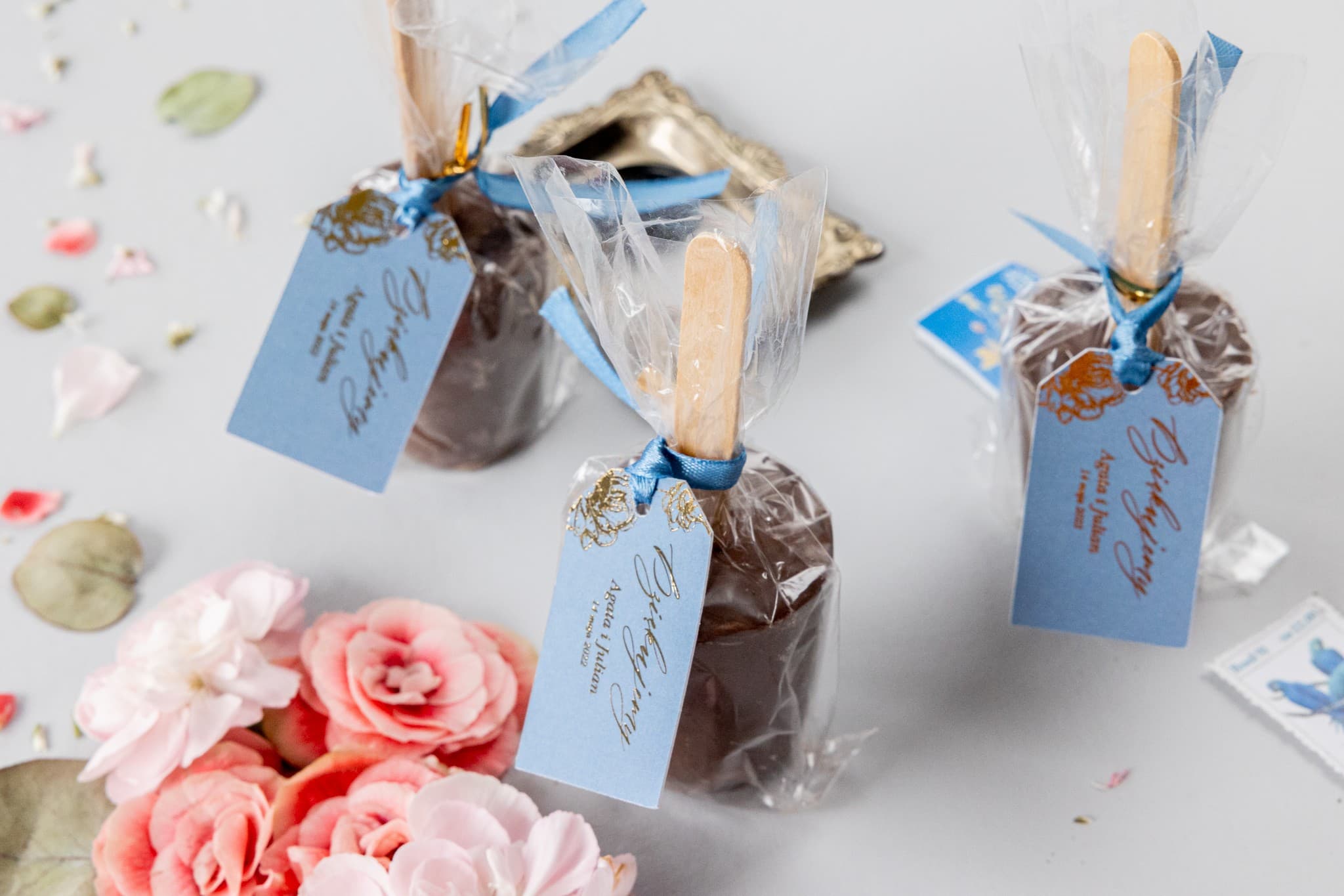 Czekolada na Patyku Podziękowanie Dusty Blue Złote Kwiaty | Słodkie Upominki dla Gości | Chocosticks Onyks nr 2