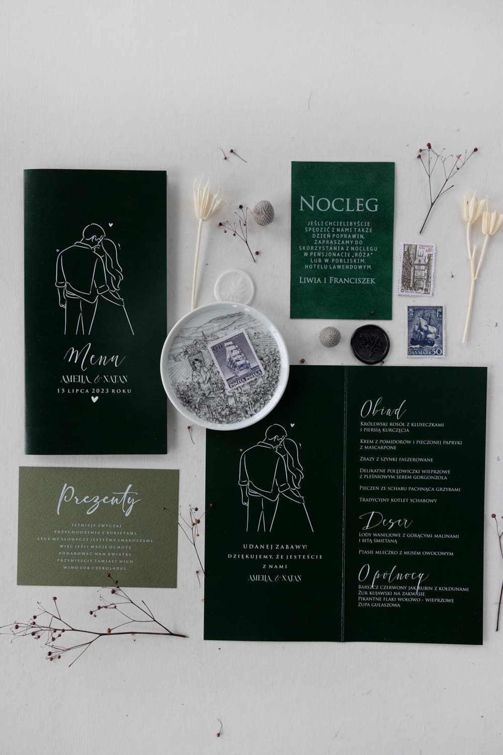 Eleganckie menu weselne z kwiatami magnolii, butelkowa zieleń | Menu na stół weselny | Magnolia Elegance nr 2