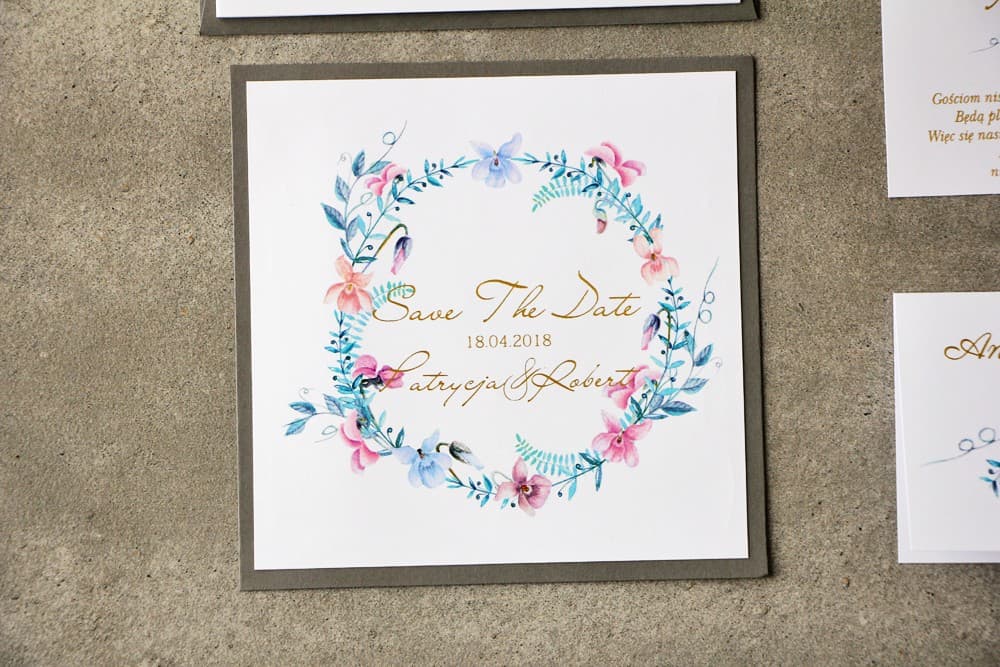 Złocone Save the Date z Pastelowym Wiankiem | Eleganckie Zawiadomienie o Dacie Ślubu, Karty Informacyjne | Cykade nr 8