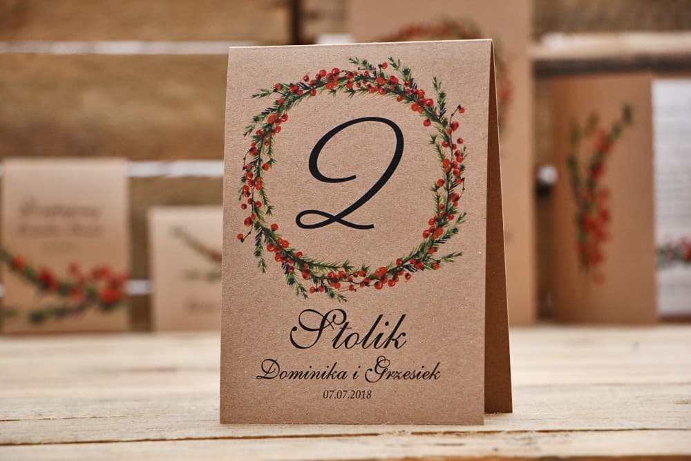 Leśne Numerki na Stół z Jarzębiną i Świerkiem, Ekologiczne, Rustykalne | Numery na Stoły Weselne Jesień/Zima | Owoce Leśne nr 8