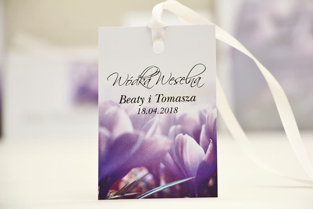 Wiosenne Zawieszki na Alkohol Fioletowe Krokusy | Personalizowane Etykiety na Wódkę Weselną | Elegant nr 14