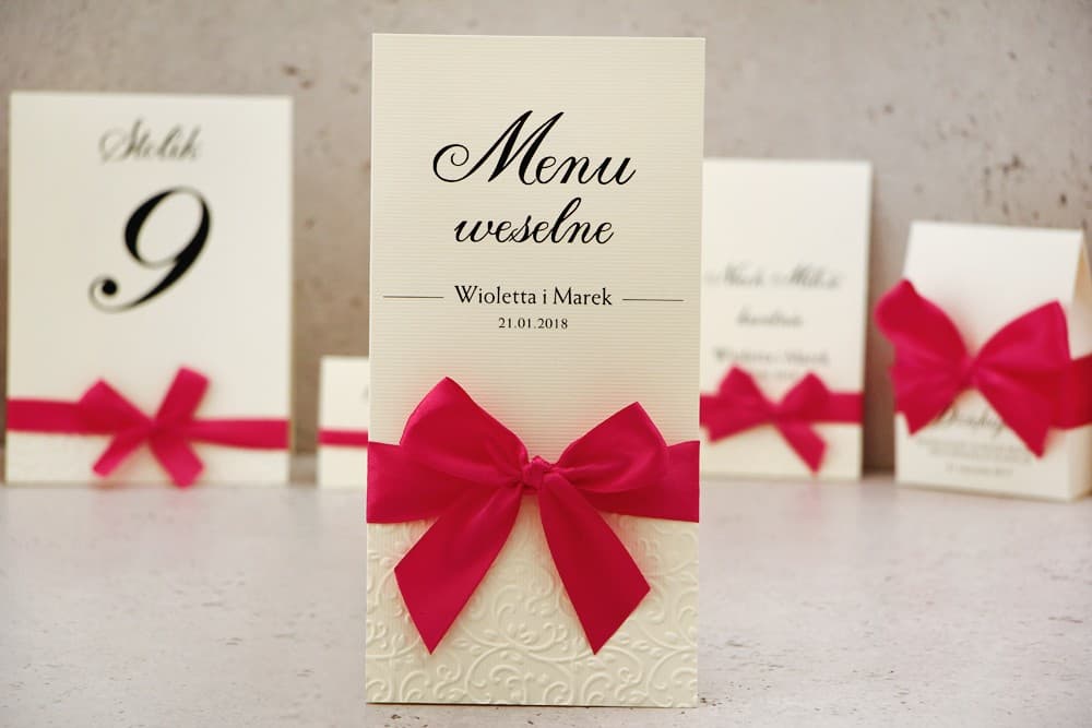 Eleganckie menu weselne z czerwoną kokardą, fakturowany papier | Klasyczne karty menu na stół | Belisa nr 7