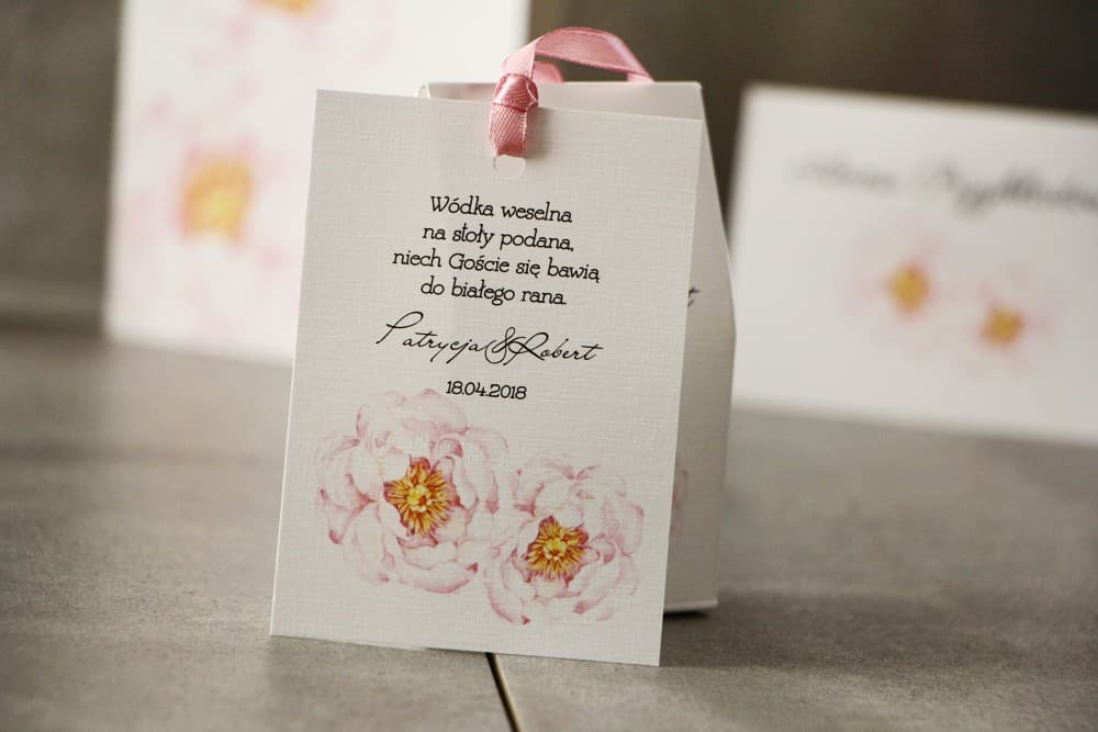 Personalizowane zawieszki na wódkę weselną z motywem różowej piwonii | Etykiety na alkohol | Pistacjowe nr 4