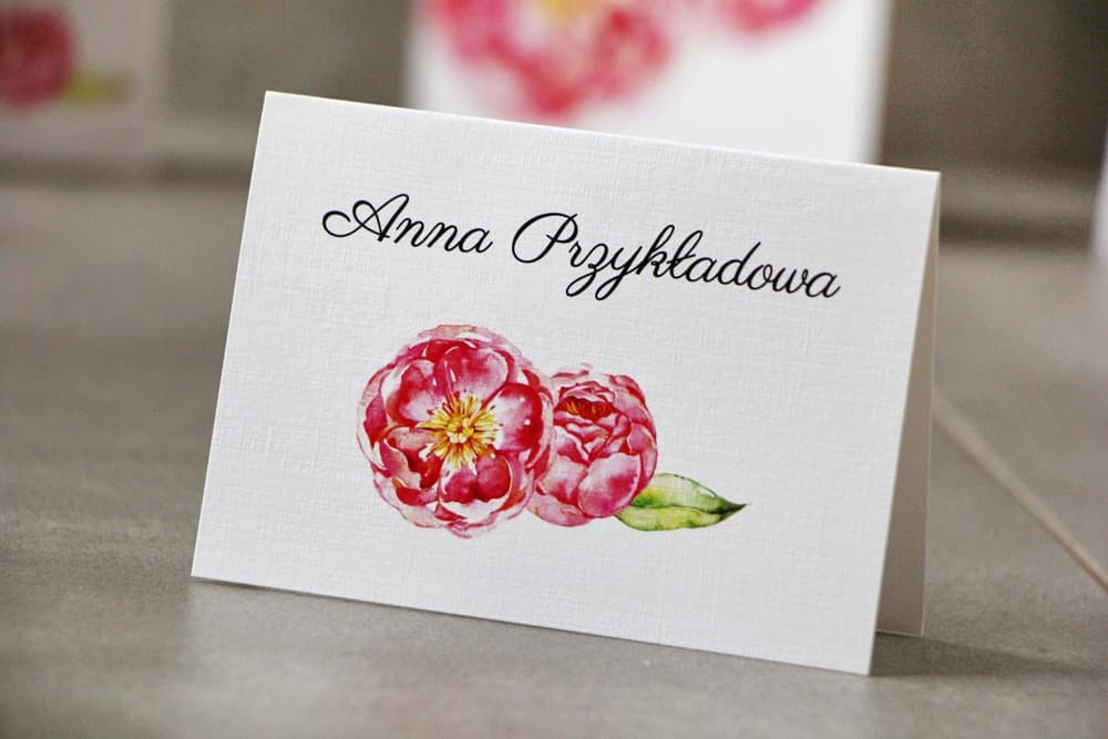 Winietki Ślubne Pistacjowe nr 6 – Wizytówki na Stół z Motywem Amarantowych Piwonii