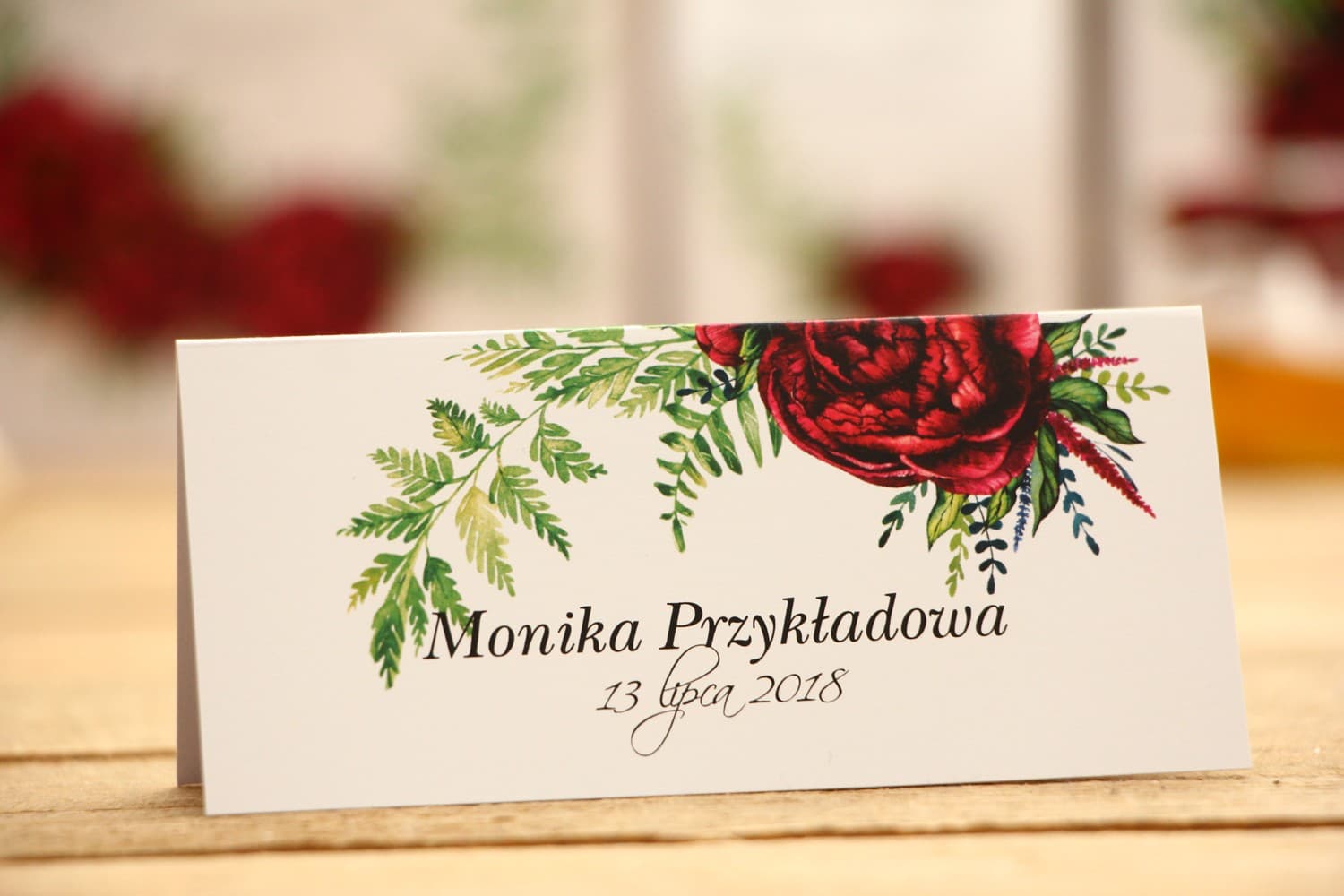 Winietki Ślubne Kalia nr 7 – Eleganckie Wizytówki na Stół z Bordowymi Piwoniami