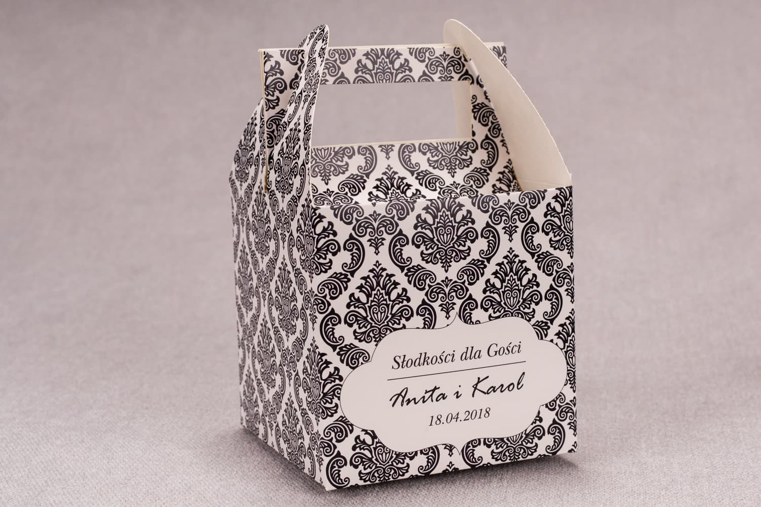 Eleganckie Pudełko na Ciasto Weselne z Czarnym Ornamentem | Personalizowane Podziękowania dla Gości | Madras nr 1
