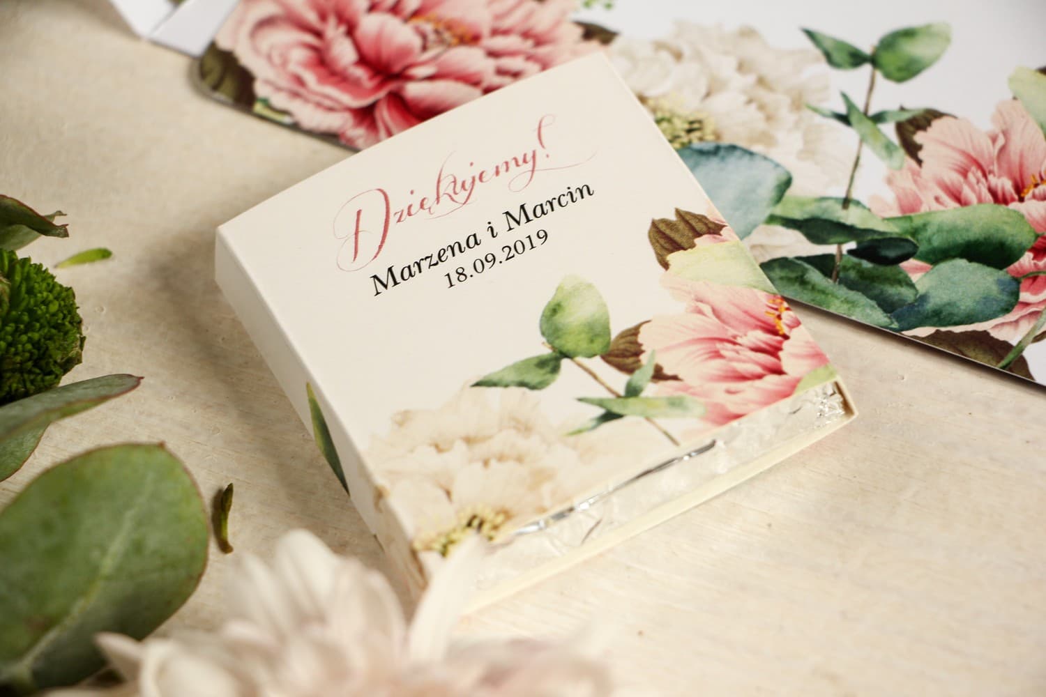 Czekoladki z piwoniami i eukaliptusem | Słodkie podziękowania dla gości weselnych | Aurum nr 2