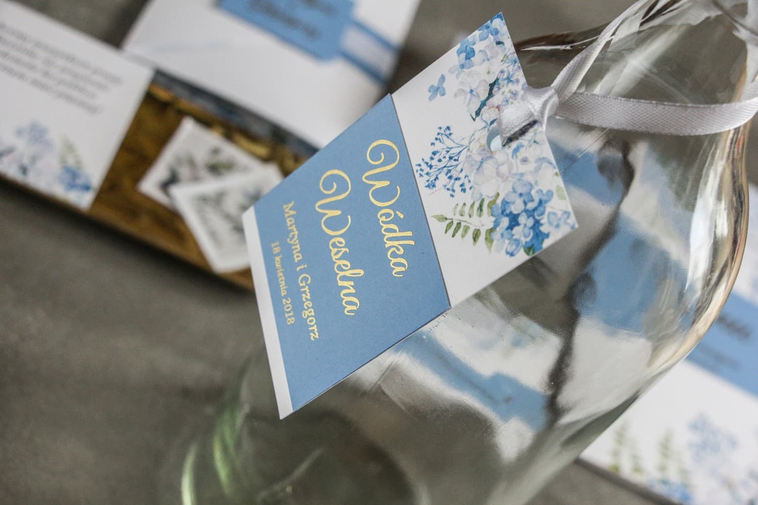 Złocone Zawieszki na Wódkę z Hortensją, Eleganckie Ozdoby na Butelki | Zawieszki na Alkohol Weselny | Lotaro nr 1