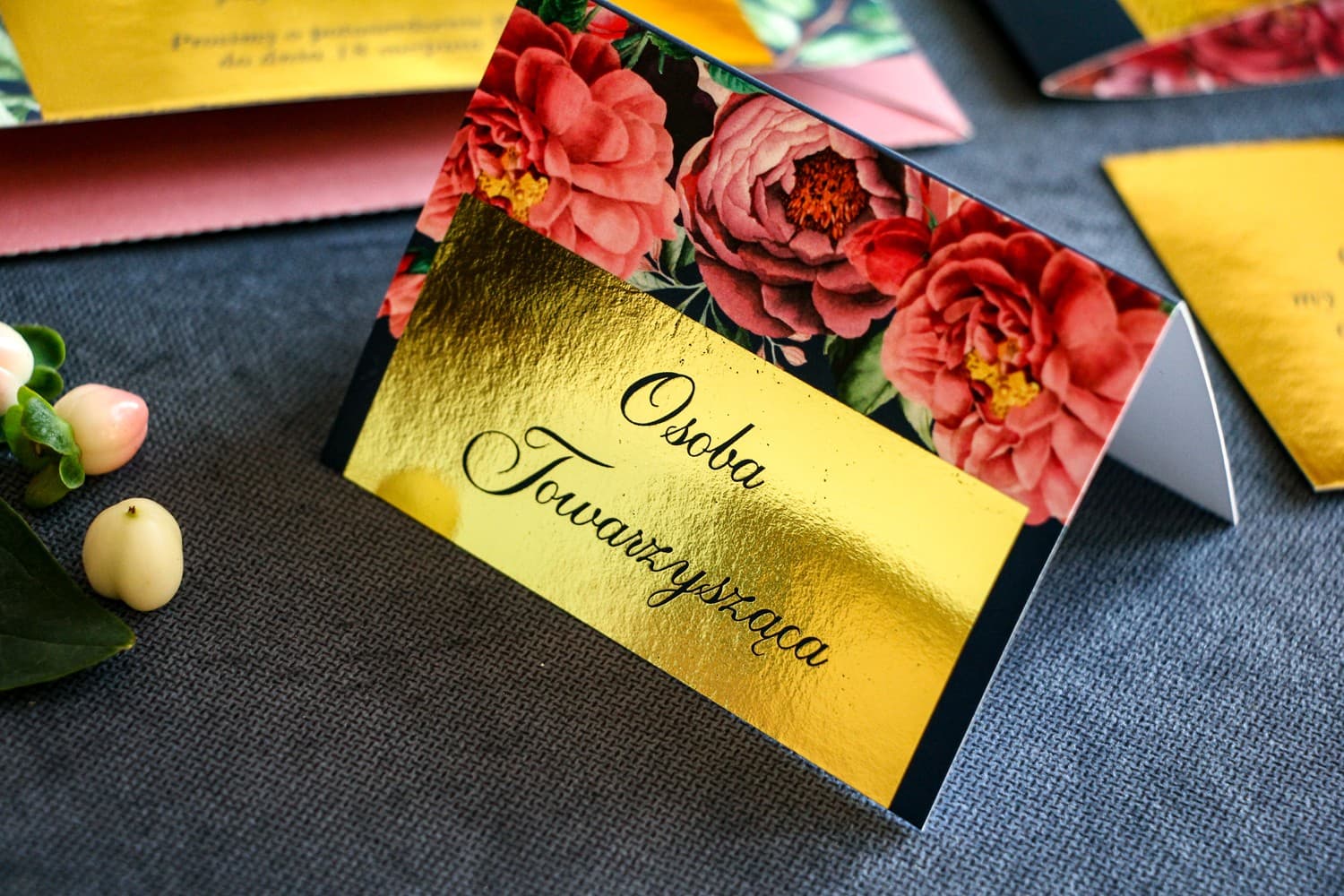 Winietki Ślubne Laura nr 3 – Złocone Wizytówki na Stół z Motywem Granatu i Piwonii