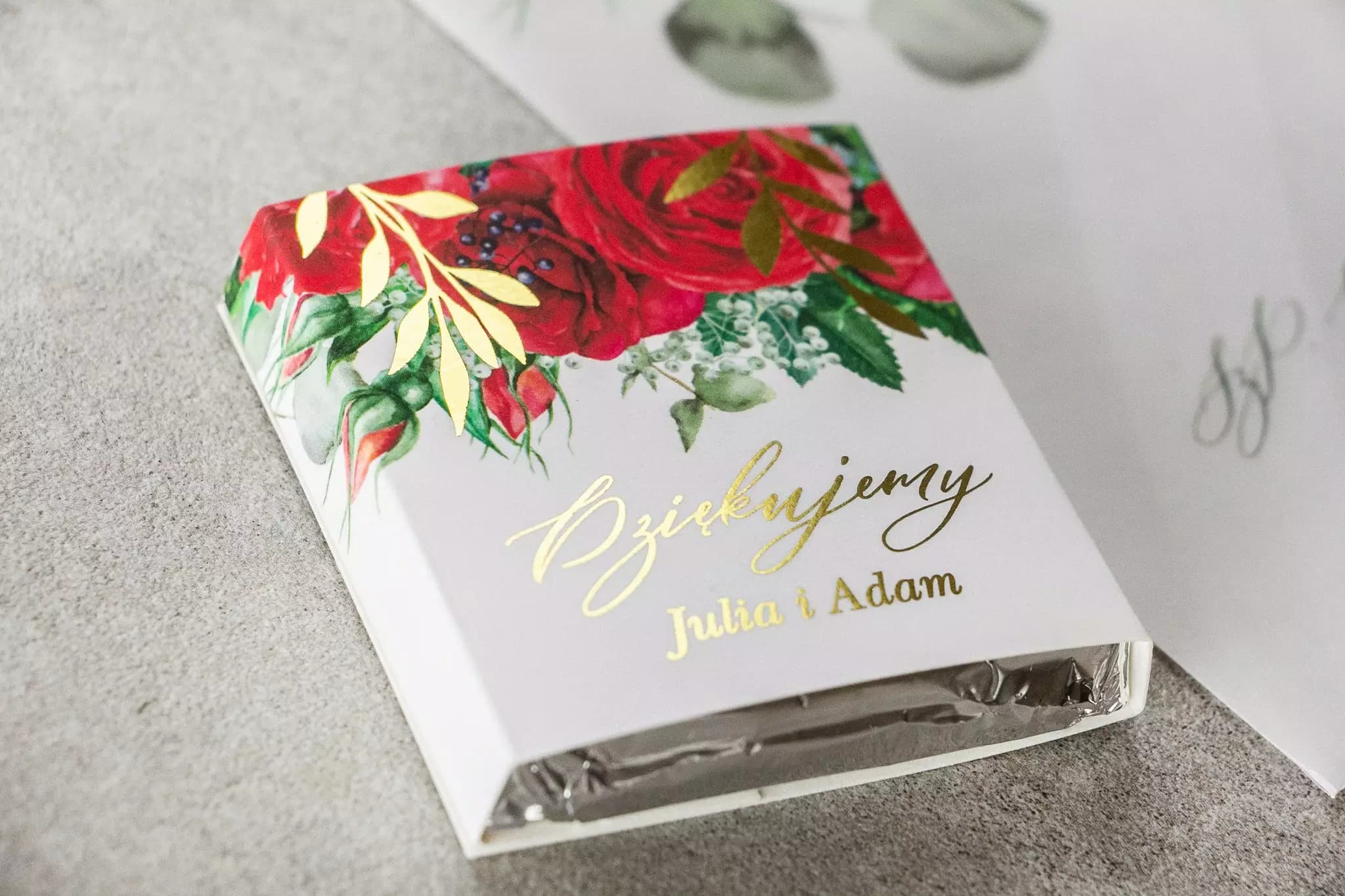 Podziękowania dla gości czekoladki z bordowymi różami i złoceniem w stylu glamour Rubin nr 8