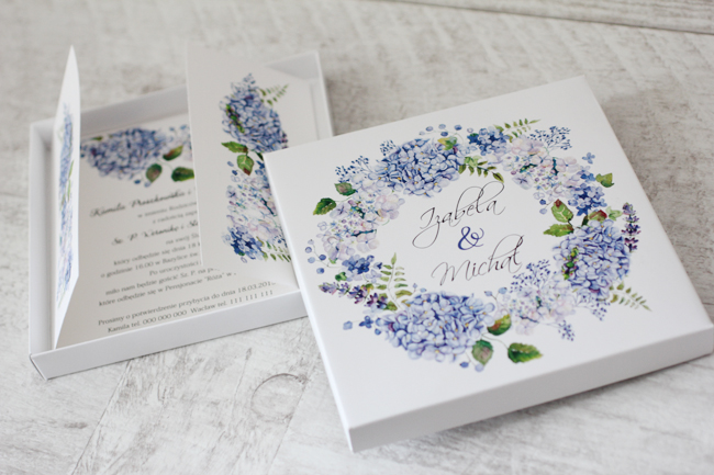 Z niebieską hortensją