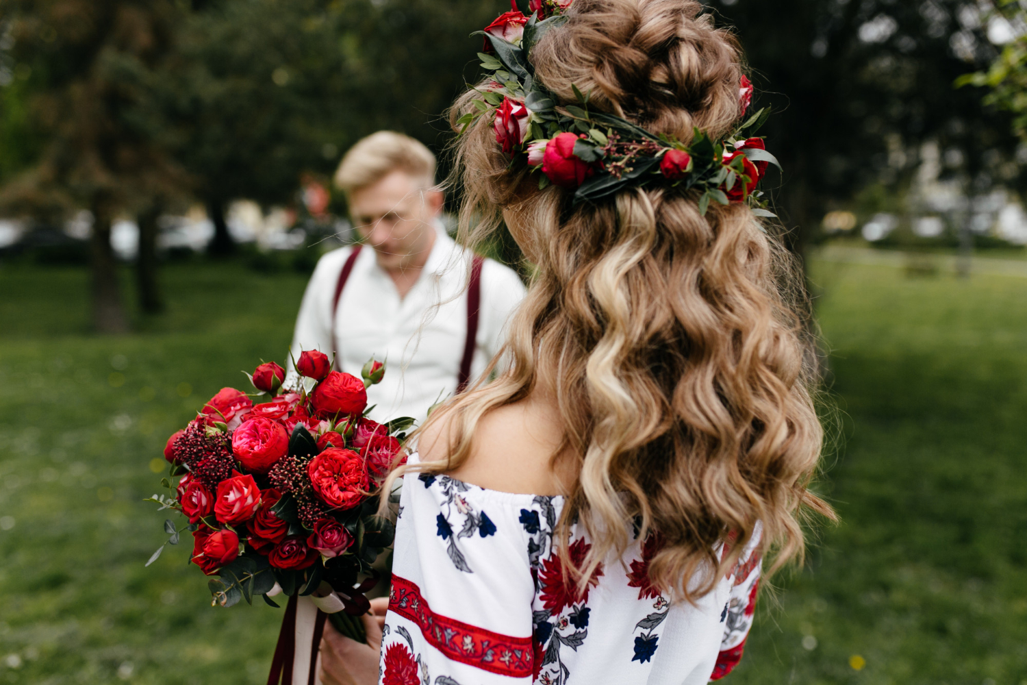 Fryzura i makijaż ślubny – jak zaplanować próby i wybrać idealny look na wielki dzień