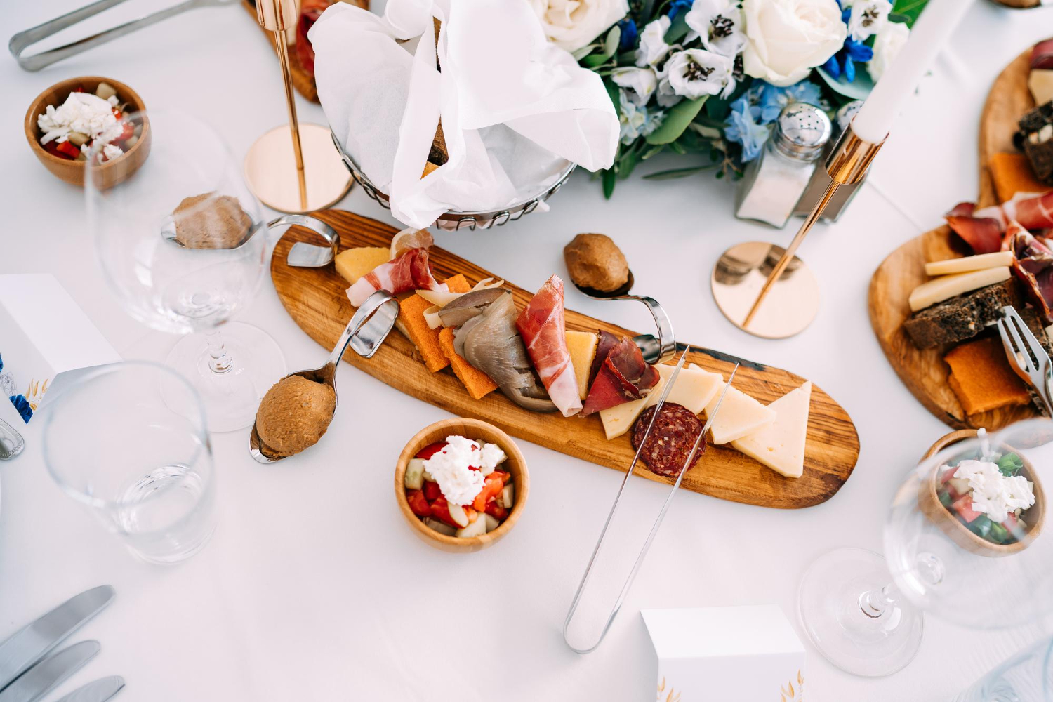 Jak skomponować idealne menu weselne? Poradnik dla Par Młodych