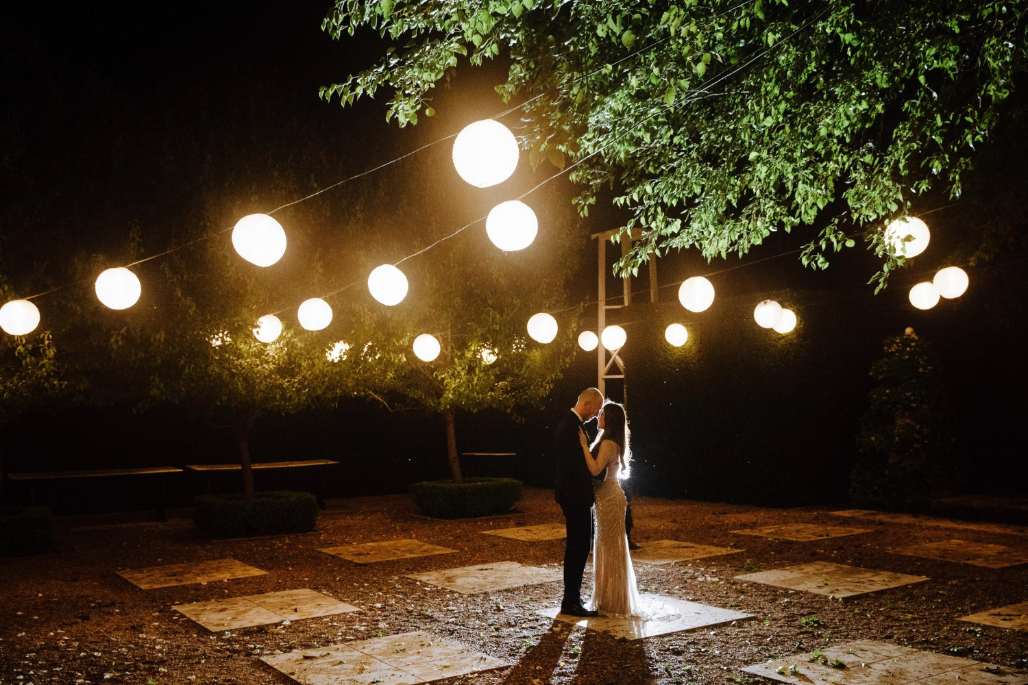 Oświetlenie sali weselnej – jak światłem stworzyć wyjątkową atmosferę przyjęcia