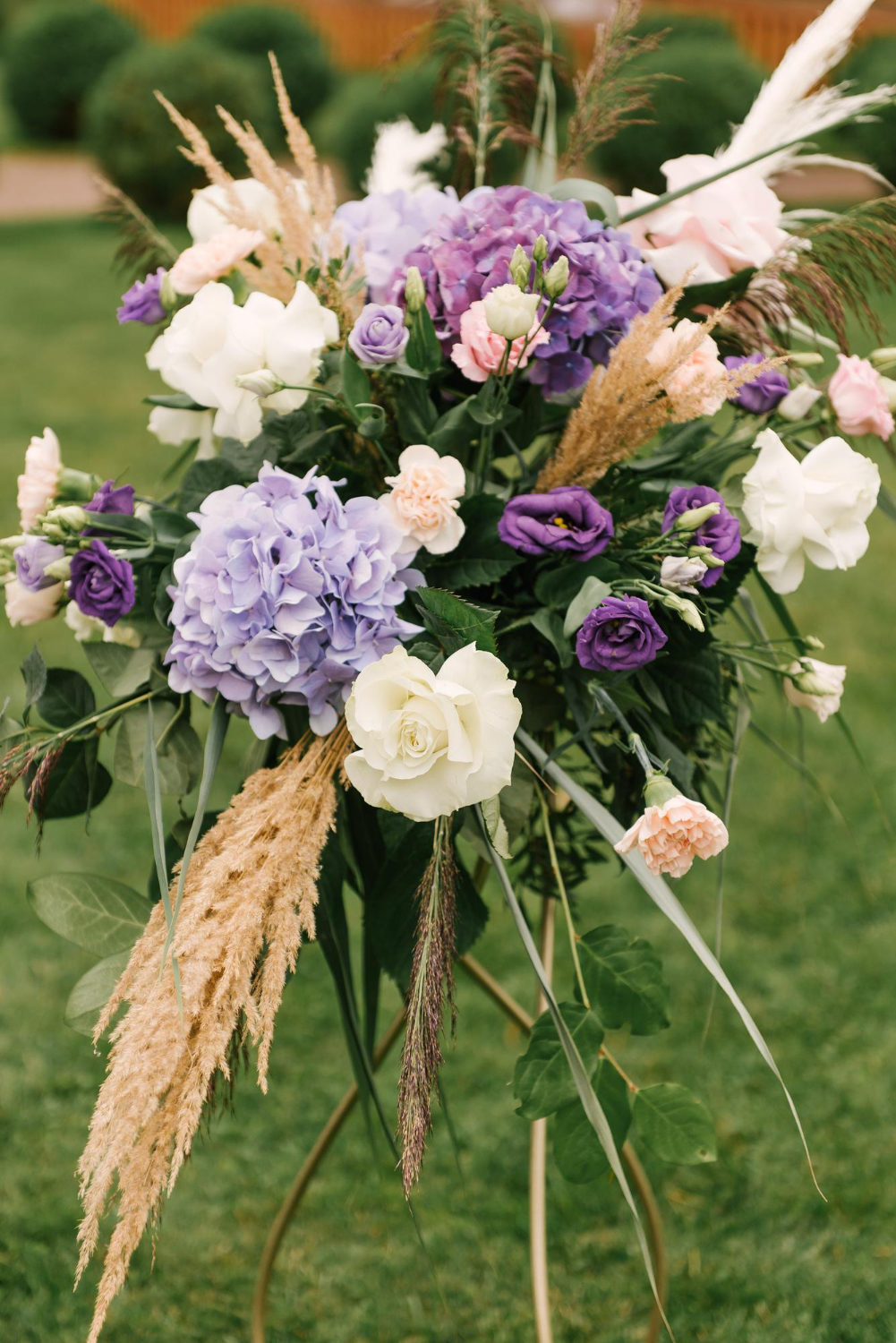 Dekoracje ślubne: kompozycje kwiatowe z hortensji