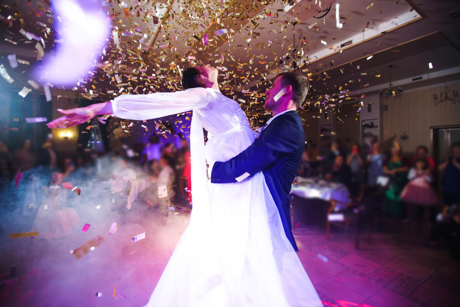 Zdjęcie pierwszego tańca weselnego szczęśliwej pary młodej i ich pierwszego tańca w eleganckiej restauracji.