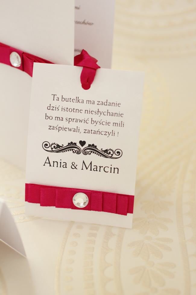 Elegancja zaproszeń i dodatków z kolekcji Amaretto z wykorzystaniem tasiemki amarantowej od Amelia-Wedding.pl