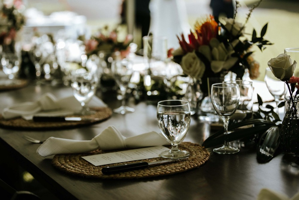 Tematyczny stół na wesele – o czym warto pamiętać? 