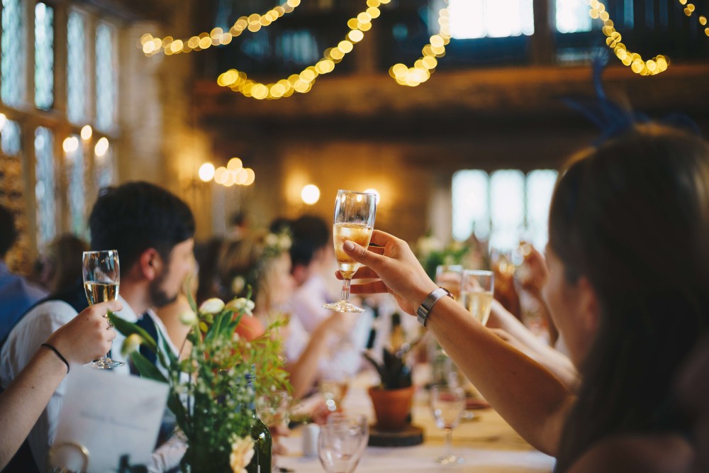 Jak podawać alkohol na weselu? Poznaj oryginalne sposoby