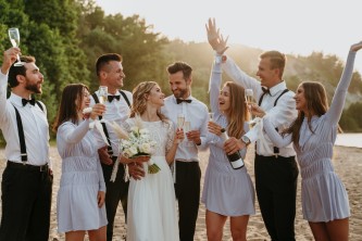 Jak ubrać się na wesele jako gość? Przewodnik mody ślubnej