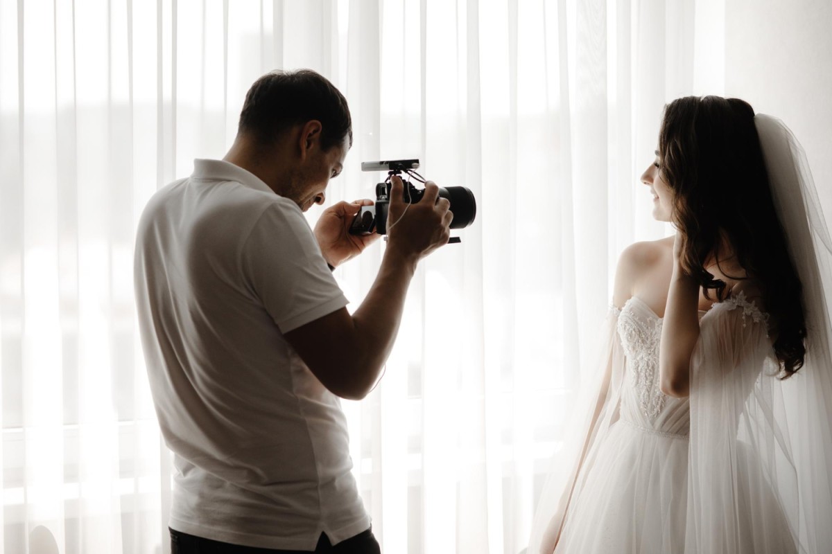 Fotograf ślubny podczas robienia zdjęć Parze Młodej
