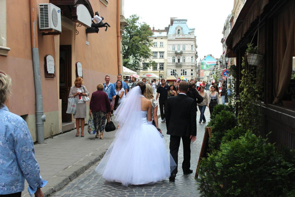 Para Młoda spacerująca ulicami Lwowa